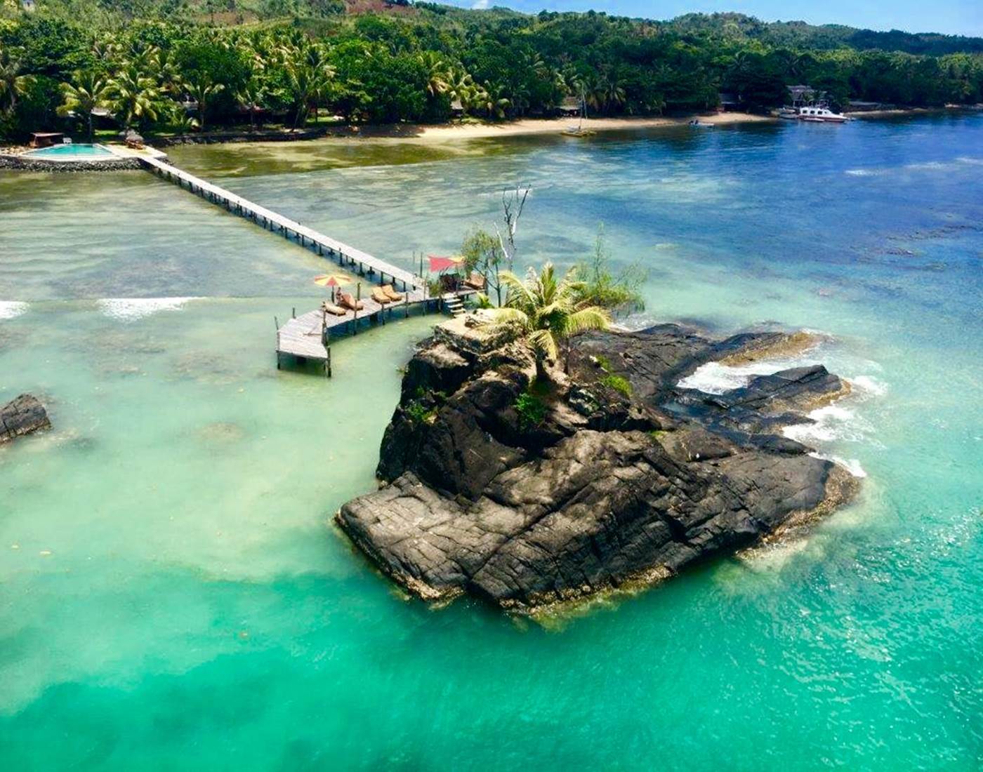 Rocher et ponton vue aérienne