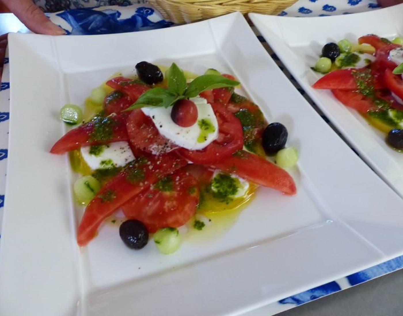 Auberge de 30 pas tomate locale, pesto et huile AOP Nyons