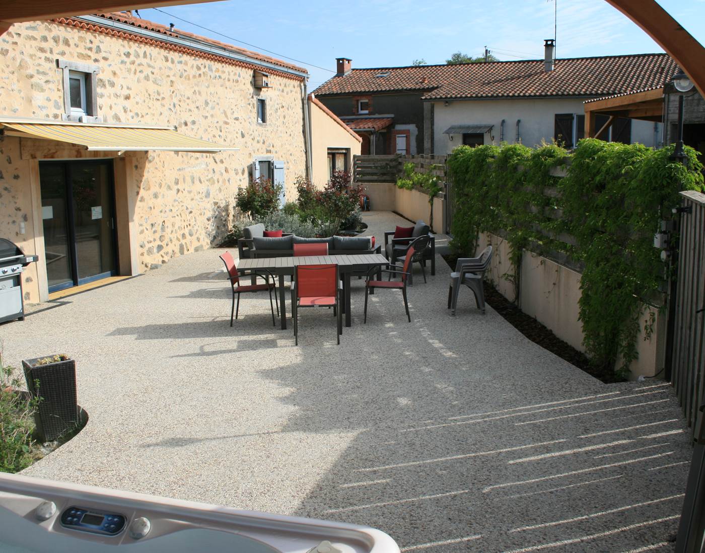vue sur la terrasse et le salon de jardin