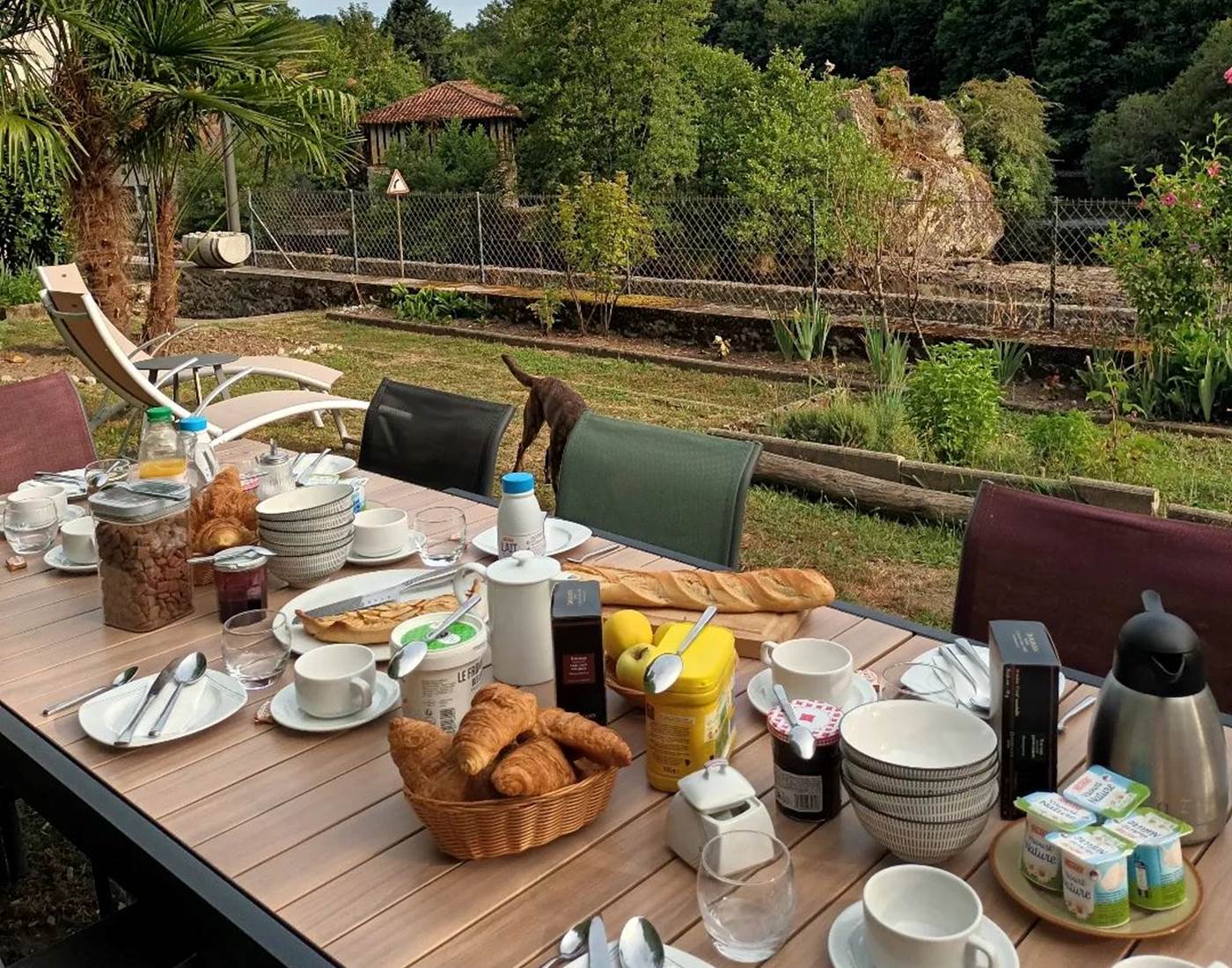 Petit-déjeuner dans le jardin - Le Veilleur de Noblat