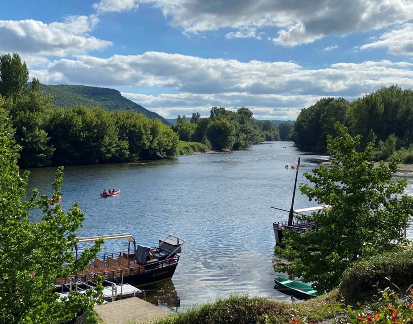 La Dordogne avec ses canoës et ses gabarres