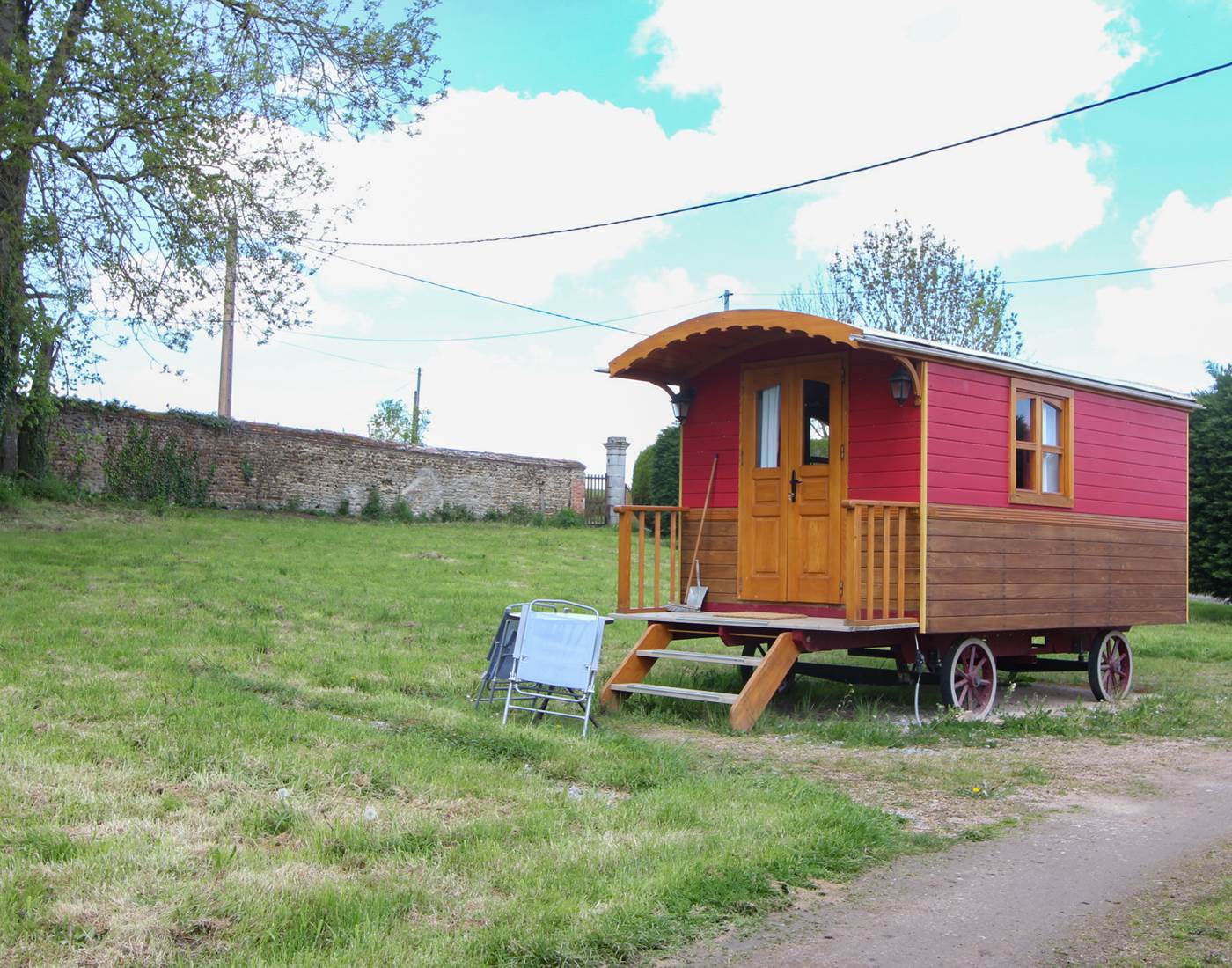 Au milieu du parc , la roulotte