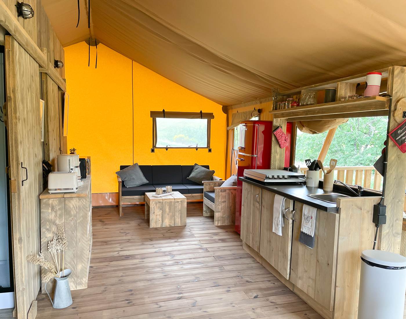 Glamping ecolodge Dreamer Hitton Séjours Nature salon cuisine salle à manger