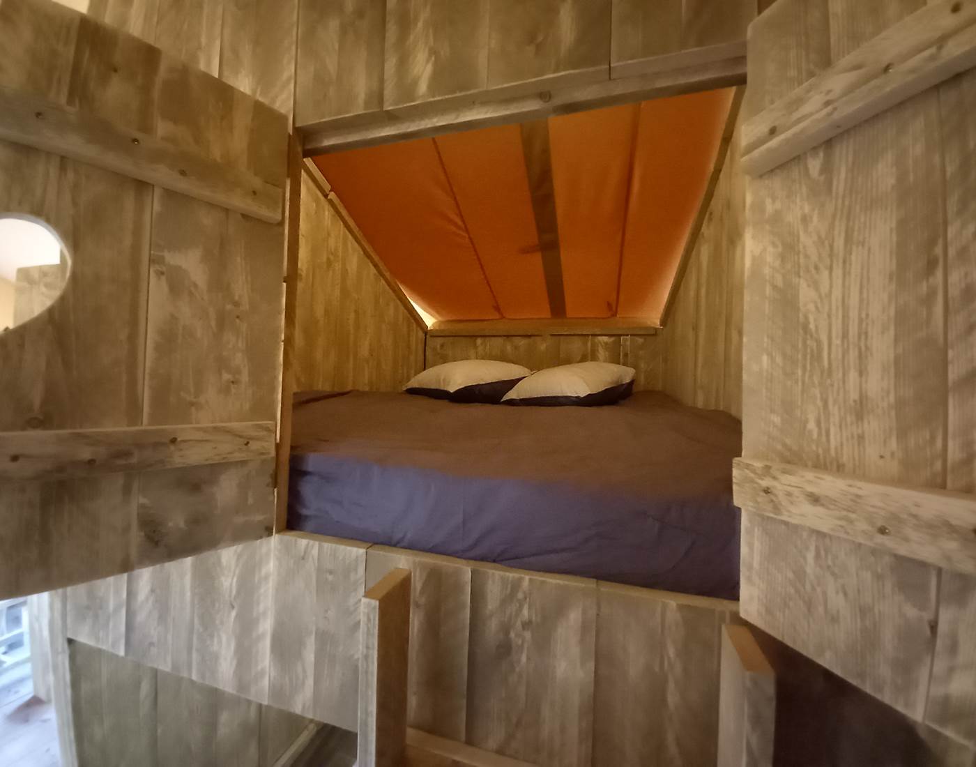 Glamping ecolodge Sunset Hitton Séjours Nature lit cabane queen size