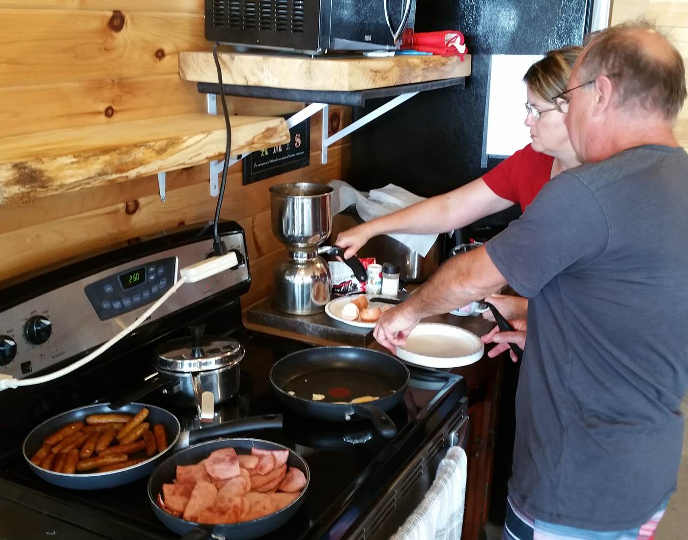 Cuisine avec frigo et poêle