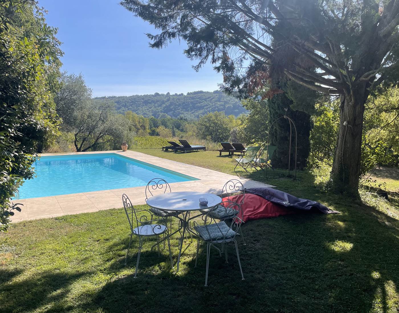 Bientôt réunis autour de la piscine...