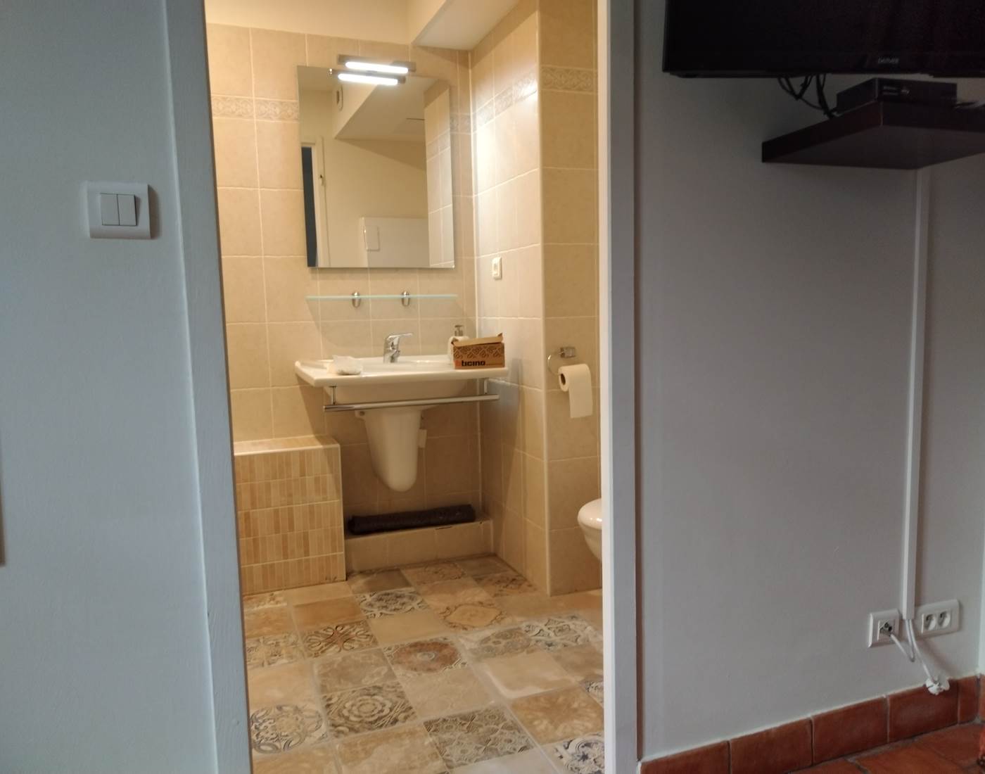 Carrelage terminé dans la salle de bain "La Petite Pause"