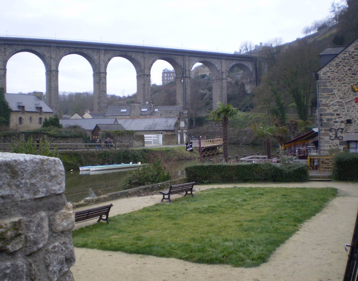 Le viaduc sous lequel se trouve un grand parking