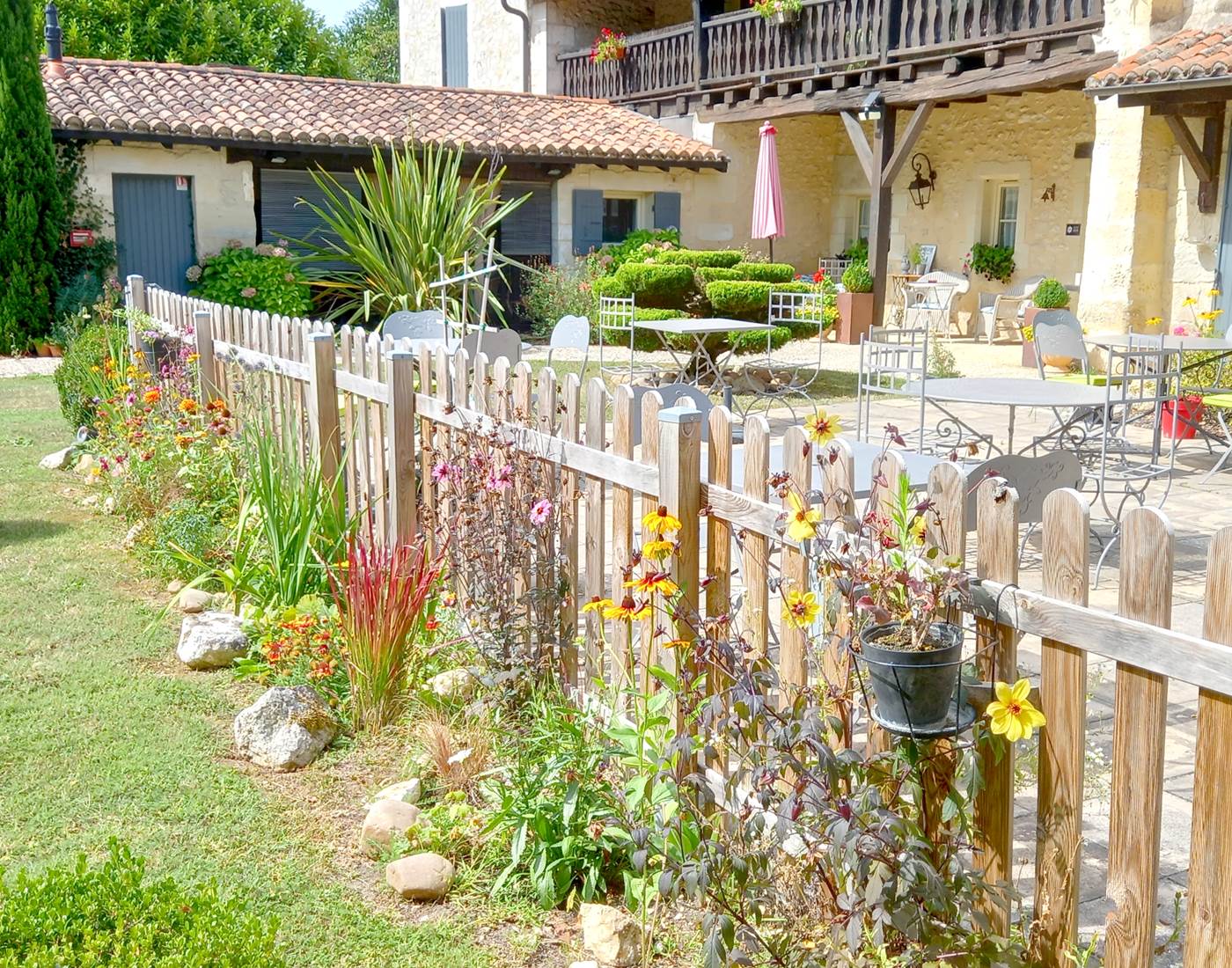 Terrasse fleurie près de Périgueux