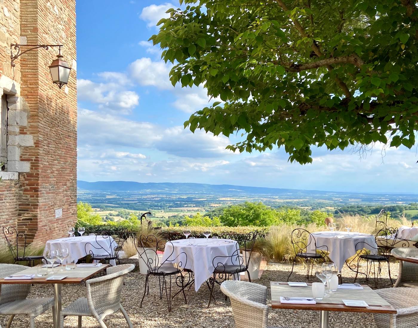 Dîner en terrasse, au loin, la Montagne Noire