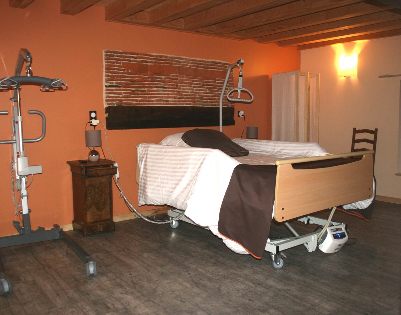 La chambre Bourgogne Lit médicalisé + lève malade
