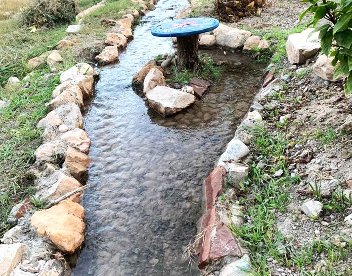 La seguia qui longe la piscine