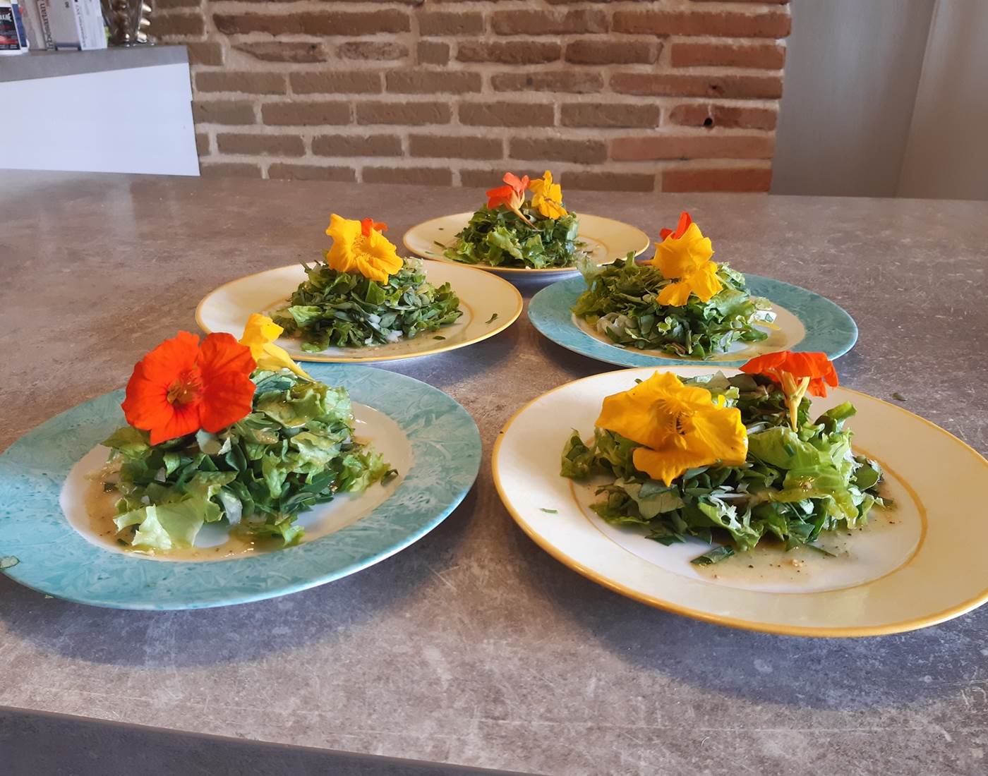 Salade avec des fleurs