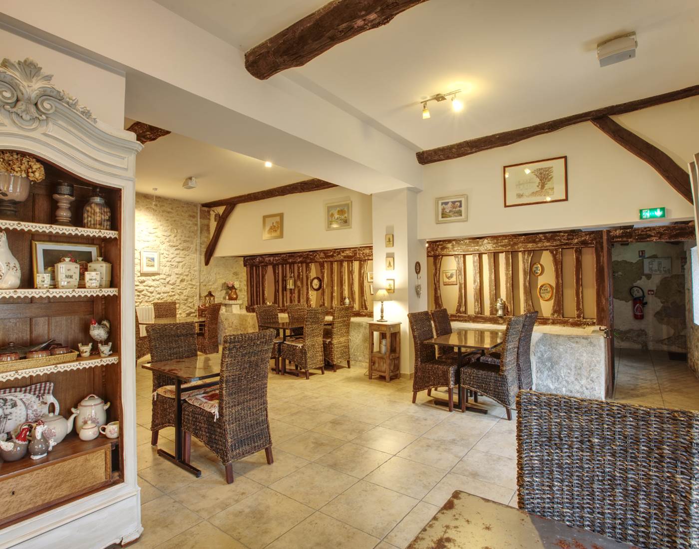 Salle de restaurant et petits déjeuners.