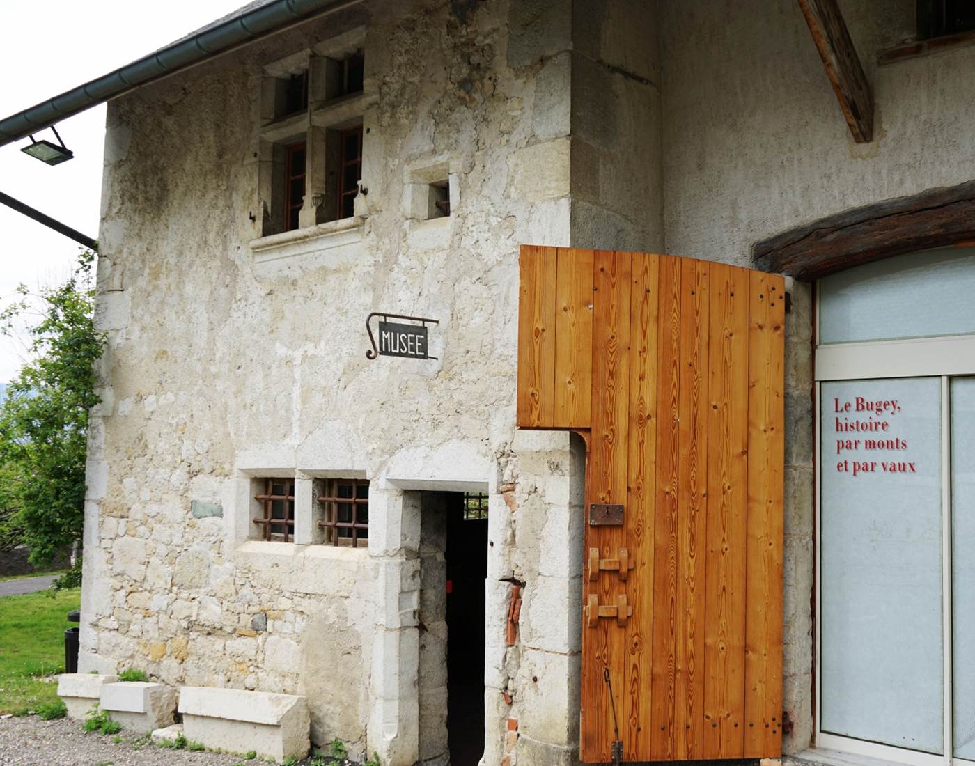 À 10 min du Manoir du Colombier , le Musée du Bugey Valromey vous invite à découvrir l'histoire rurale de la région dans une maison de style Renaissance. Un lieu authentique à ne pas manquer !