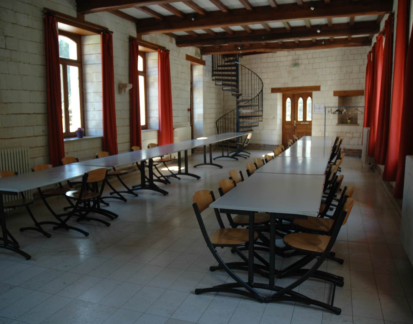 la salle de réception (pouvant accueillir jusque 50 pers)