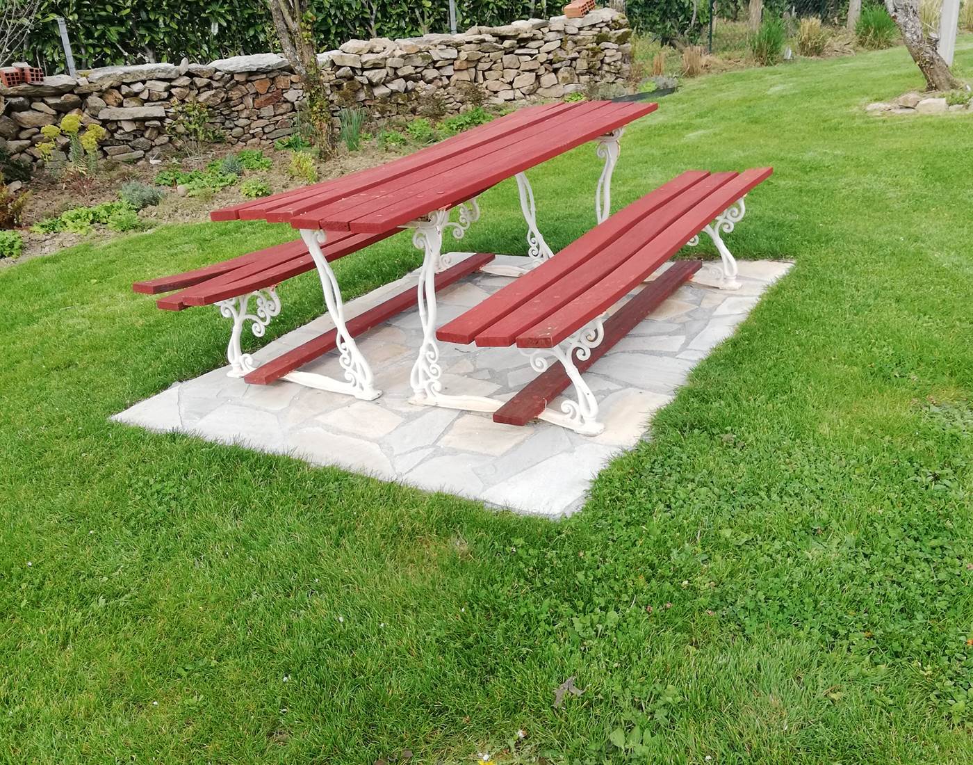 table dans le jardin