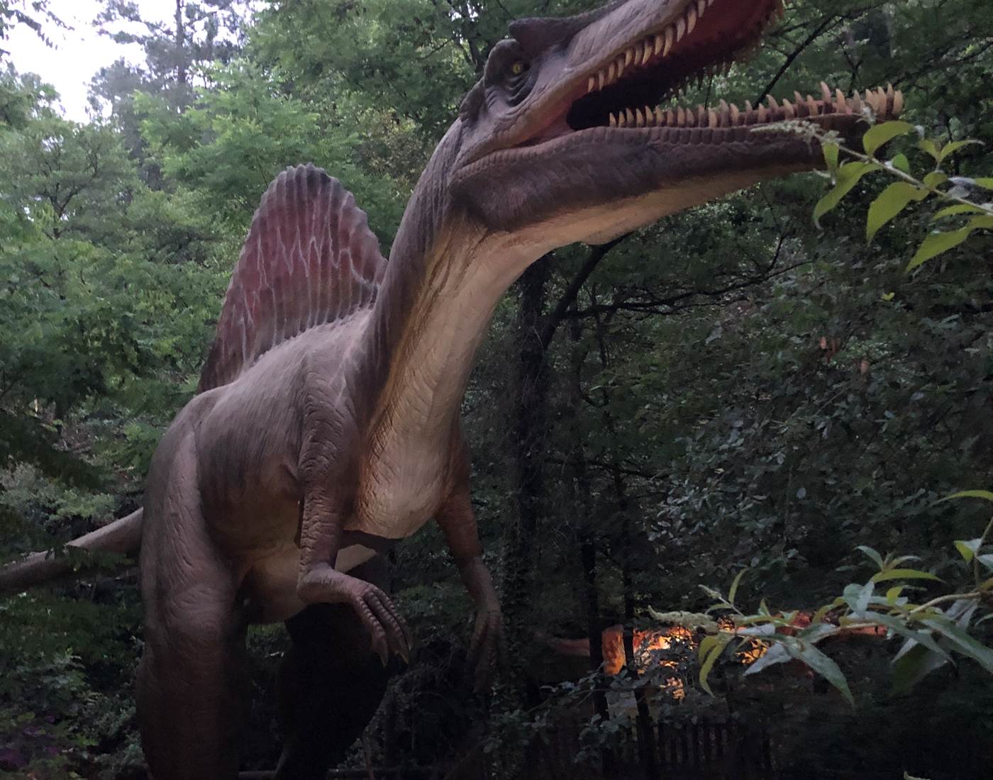 Parc Pinopedia avec certains dinosaures animés