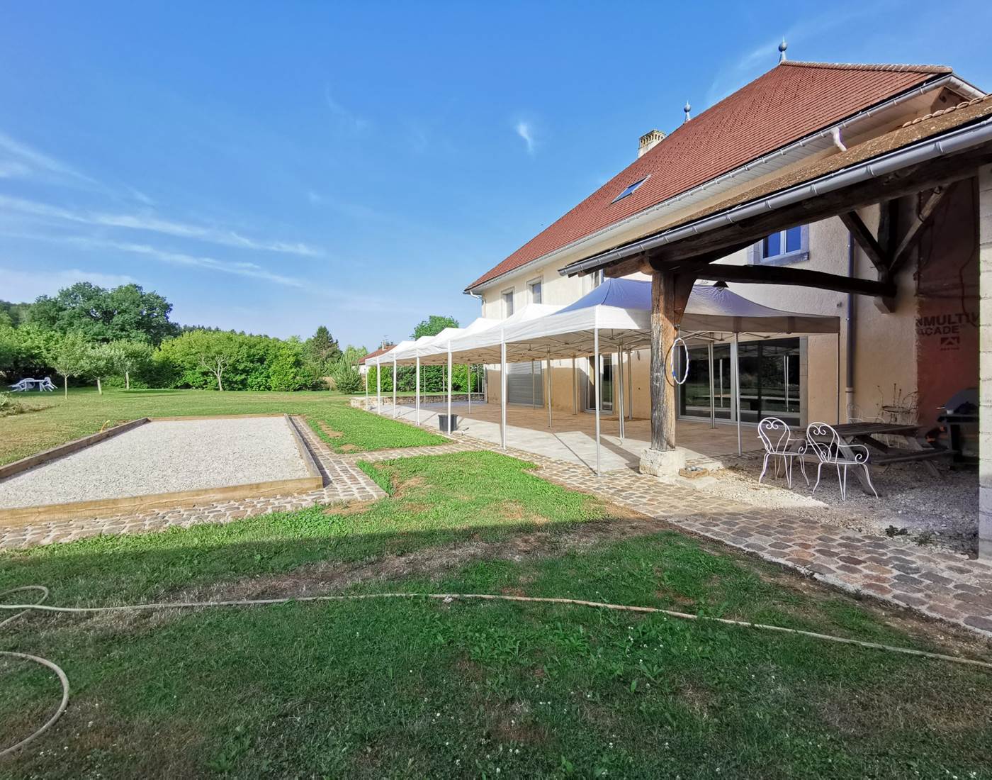 Les terrasses du Relais des deux tours permettent de faire de l'événementiel