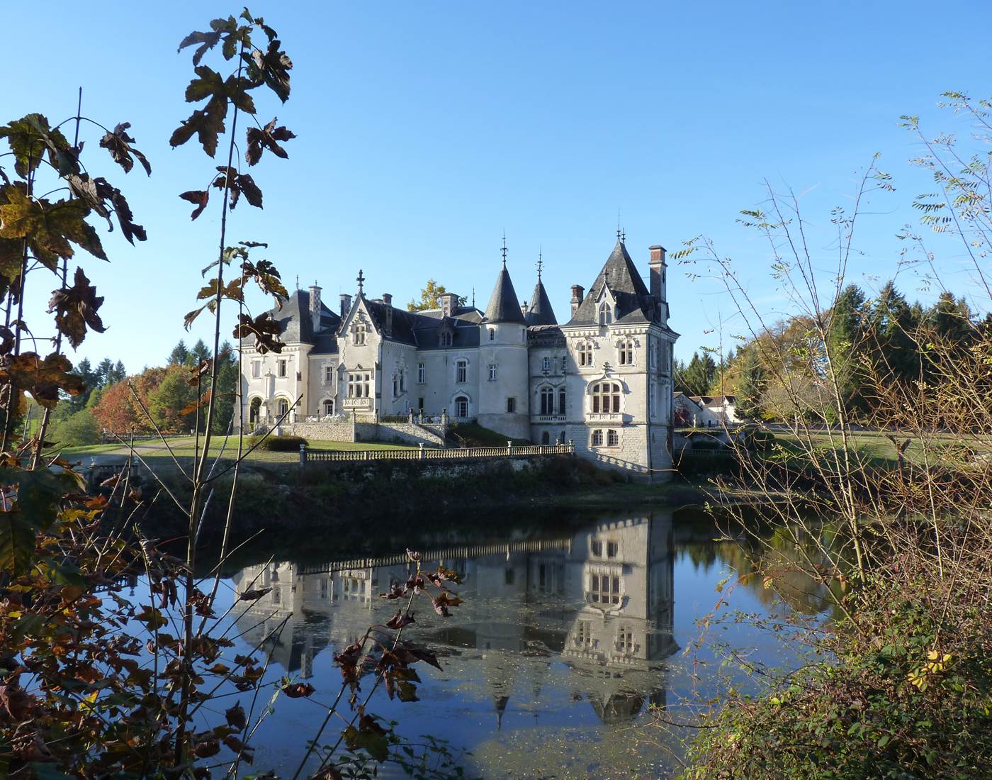 châteaux - randonnées - sites touristiques -