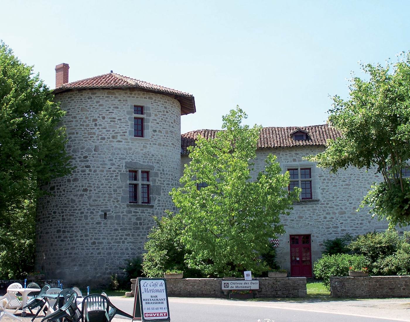 mortemart-vue-chateau-et-terrasse