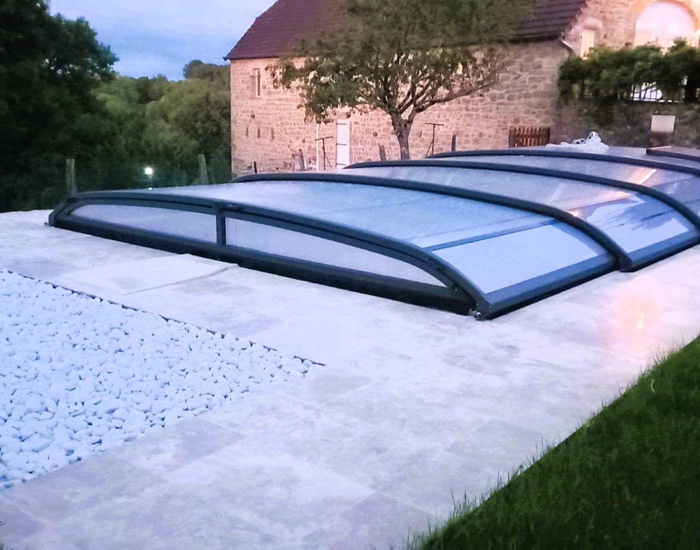 Le soleil se couche sur le domaine