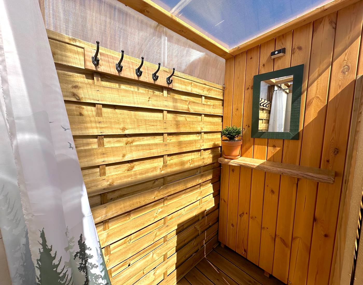 Zone "vestiaire" abrité, et fermée par un paravent