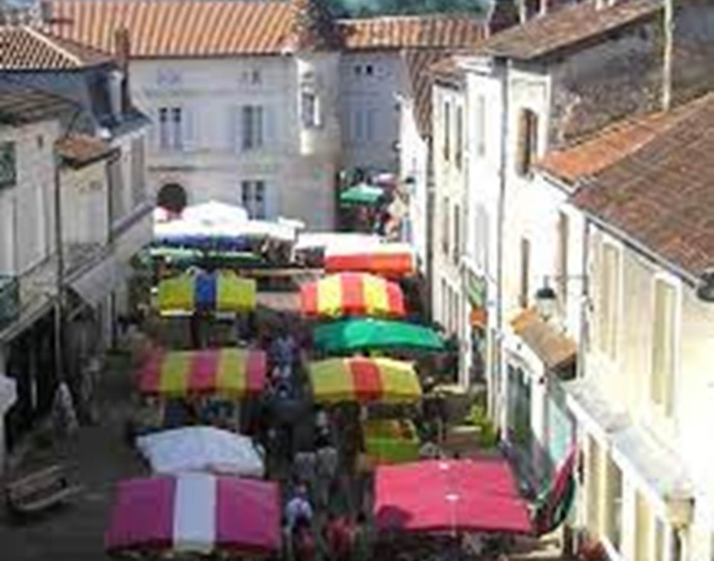 un des plus beaux marchés de la région, St Astier
