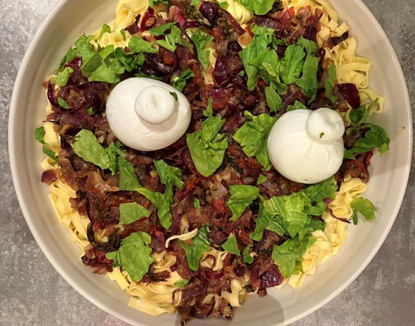 Pâtes fraiches/oignons confits/burrata/feuilles d'épinards