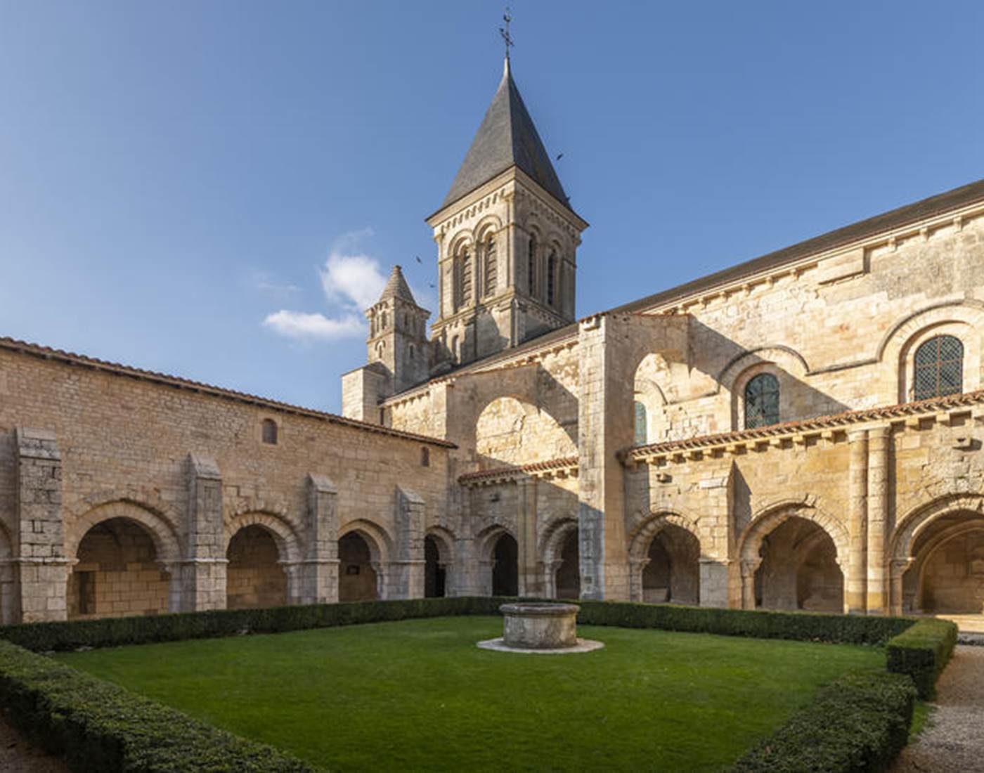 Abbaye de Nieul sur l'Autise - Copyright Julien Gazeux