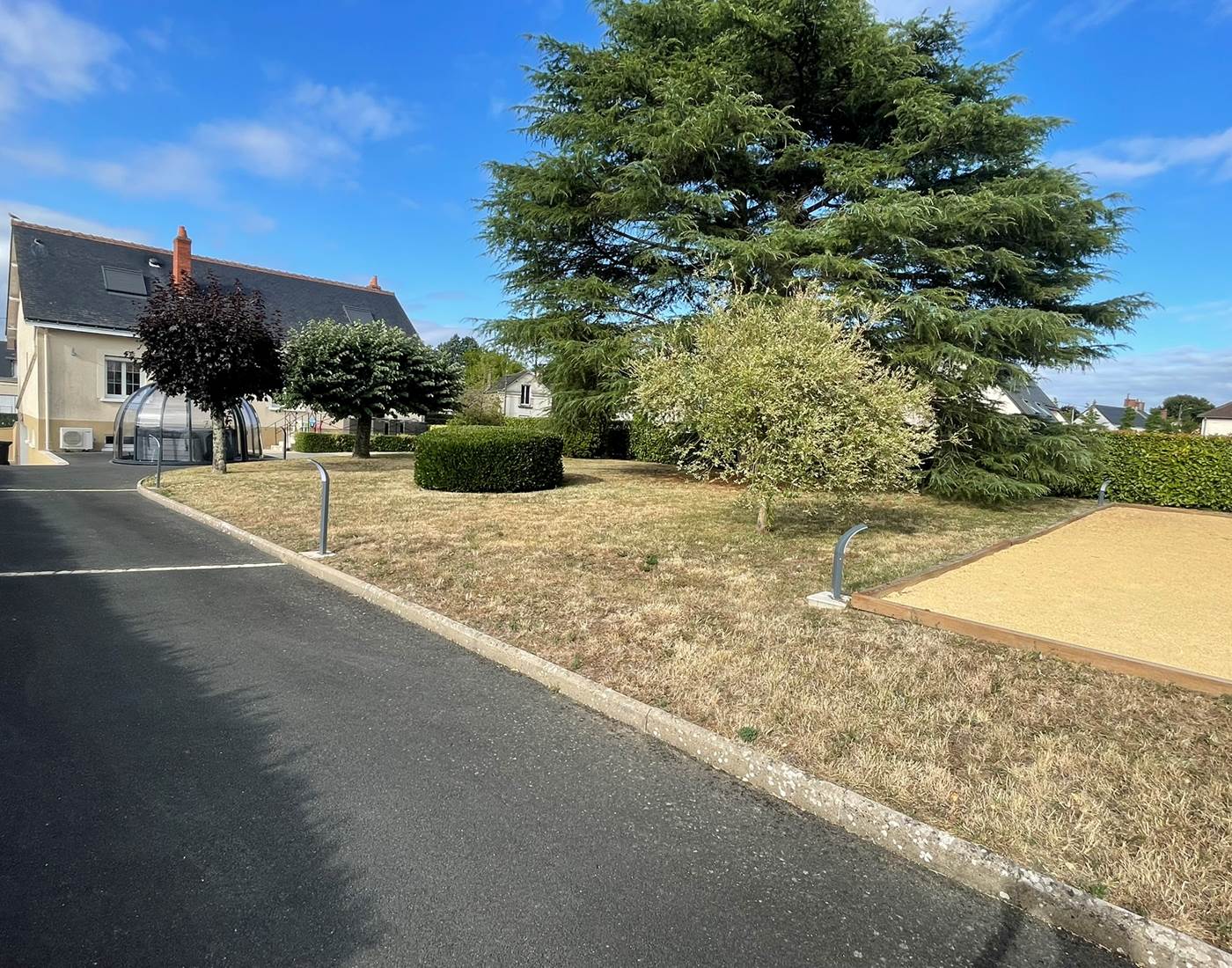 Allée de parking privé dans le jardin