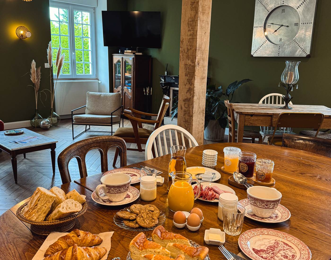 Petit déjeuner installé avec soin, prêt à être partagé dans une ambiance conviviale.-page