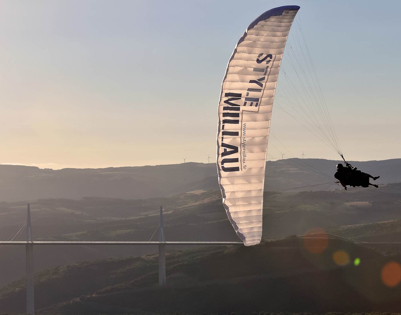 Parapente au-dessus de Millau LRR Style Millau