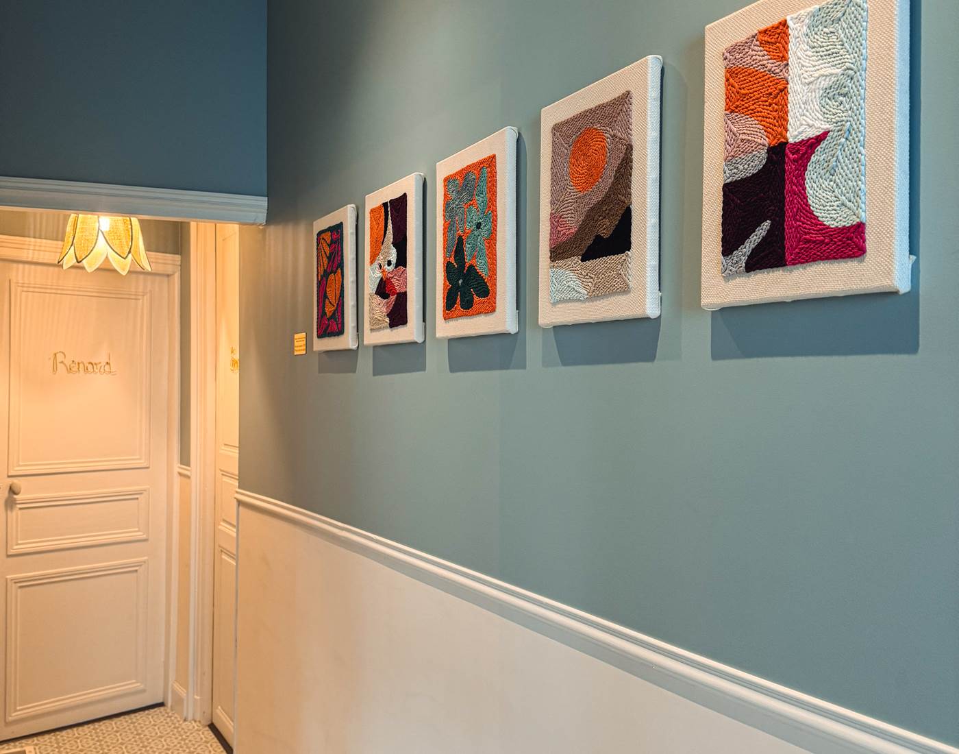 L'art local à découvrir : tableaux d'une créatrice inspirante"-page