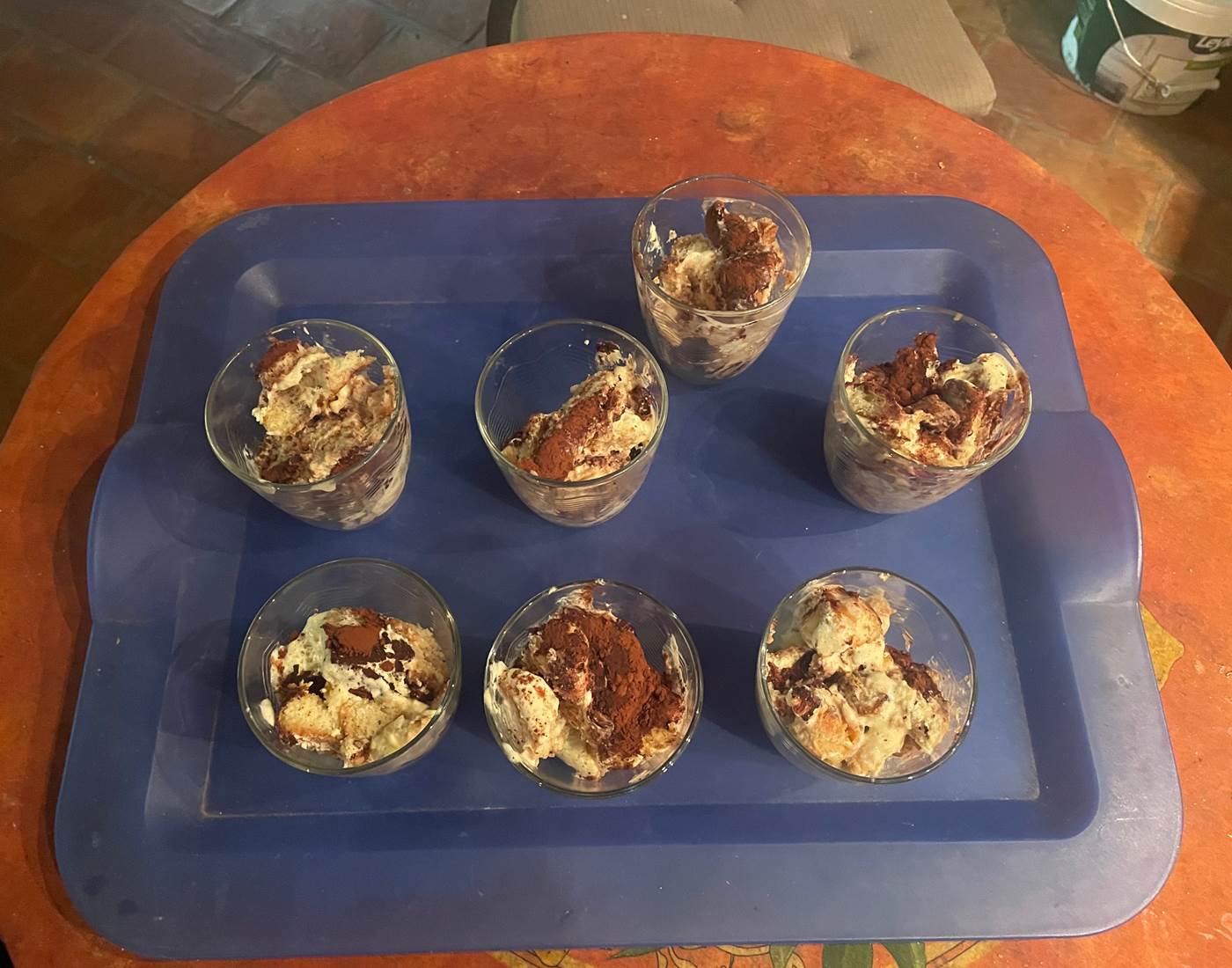 Plateau petit déjeuner avec les tiramisu