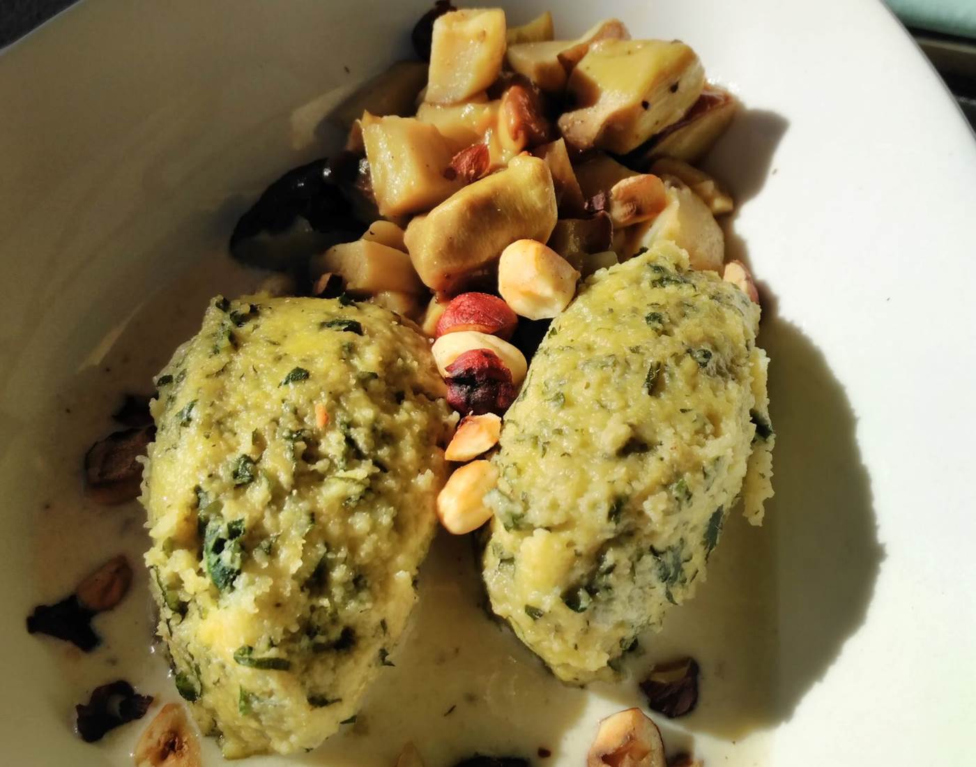 quenelles aux orties, crème de parmesan et champignons