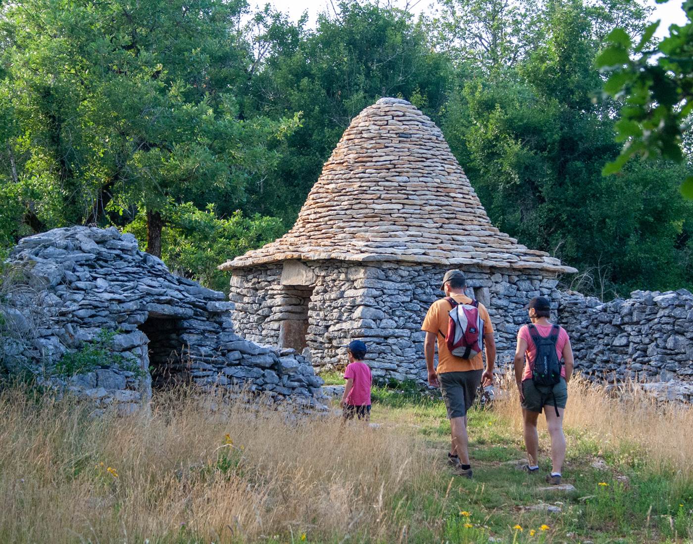 Randonnée en famille, découverte des cazelles