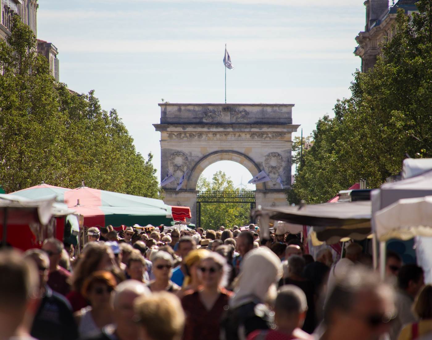 Marché de Rochefort et porte de l'arsenal © Simon David-page