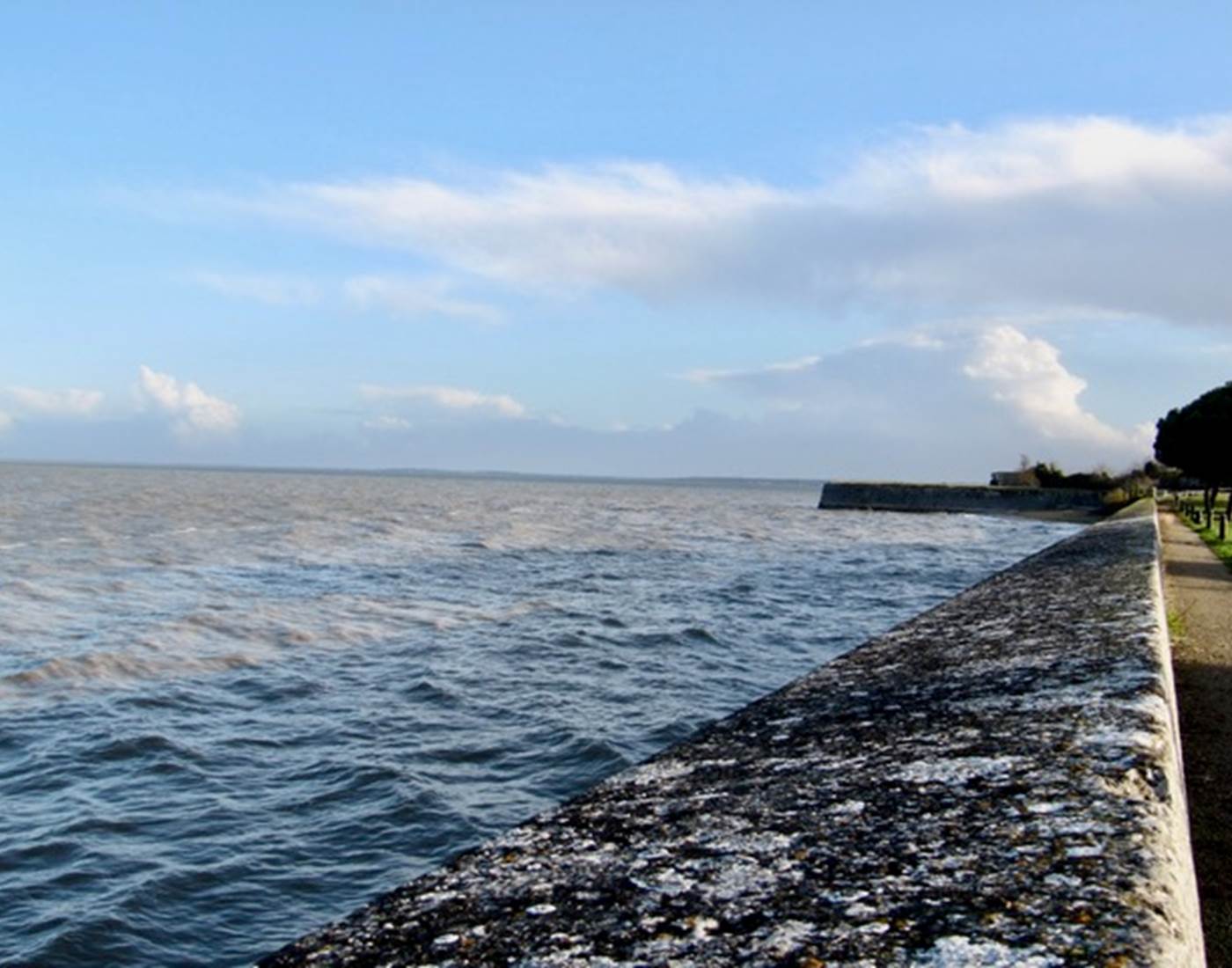 Promenade le long des remparts en bas de MaisonMer