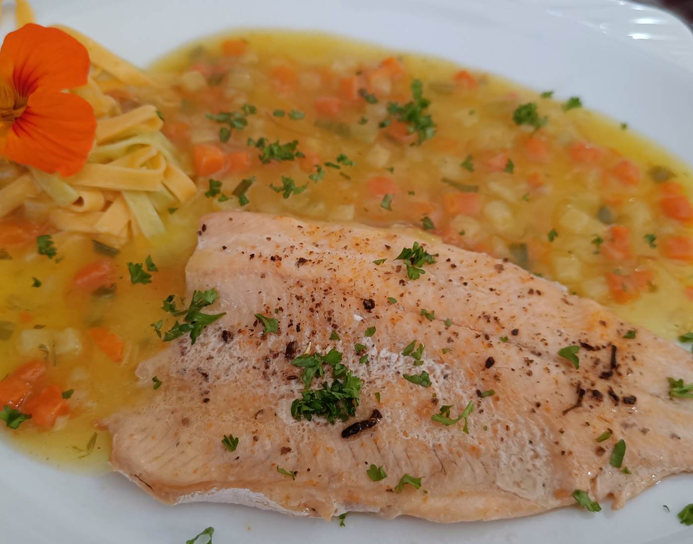 Filet de truite de Cendron, tagliatelles fraîches et sauce maison aux petits légumes et au safran