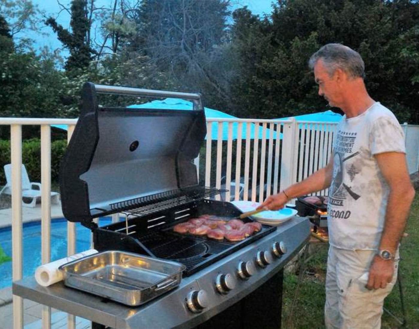 Eric au barbec sur la terrasse, magret de canard !