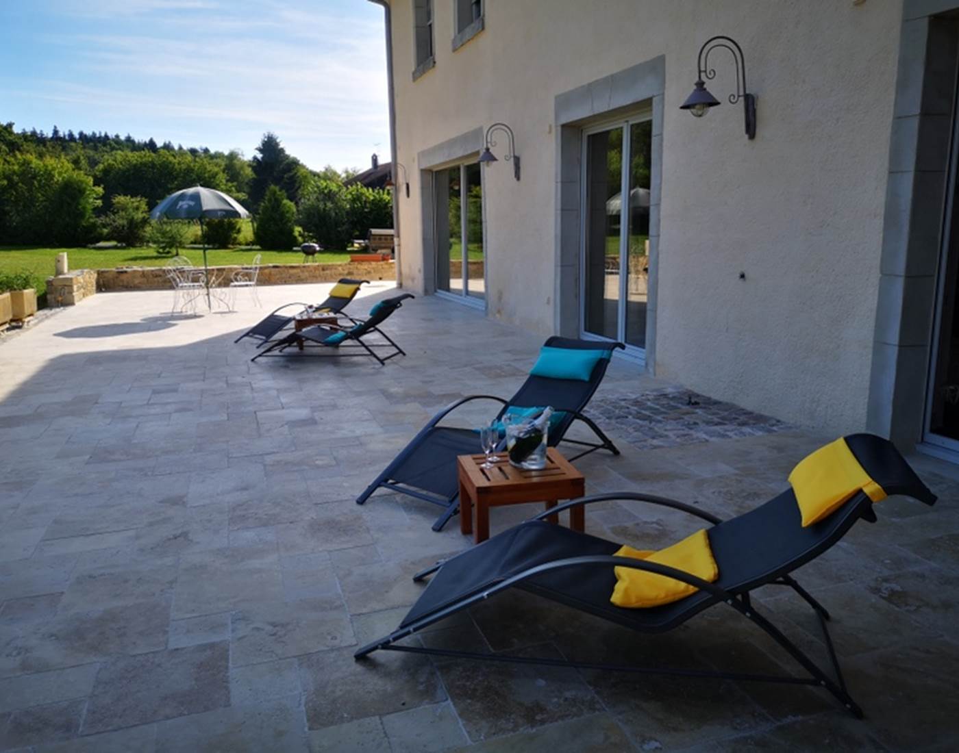 Baignées de lumière, nos terrasses ensoleillées sont l'endroit parfait pour prendre un bain de soleil,