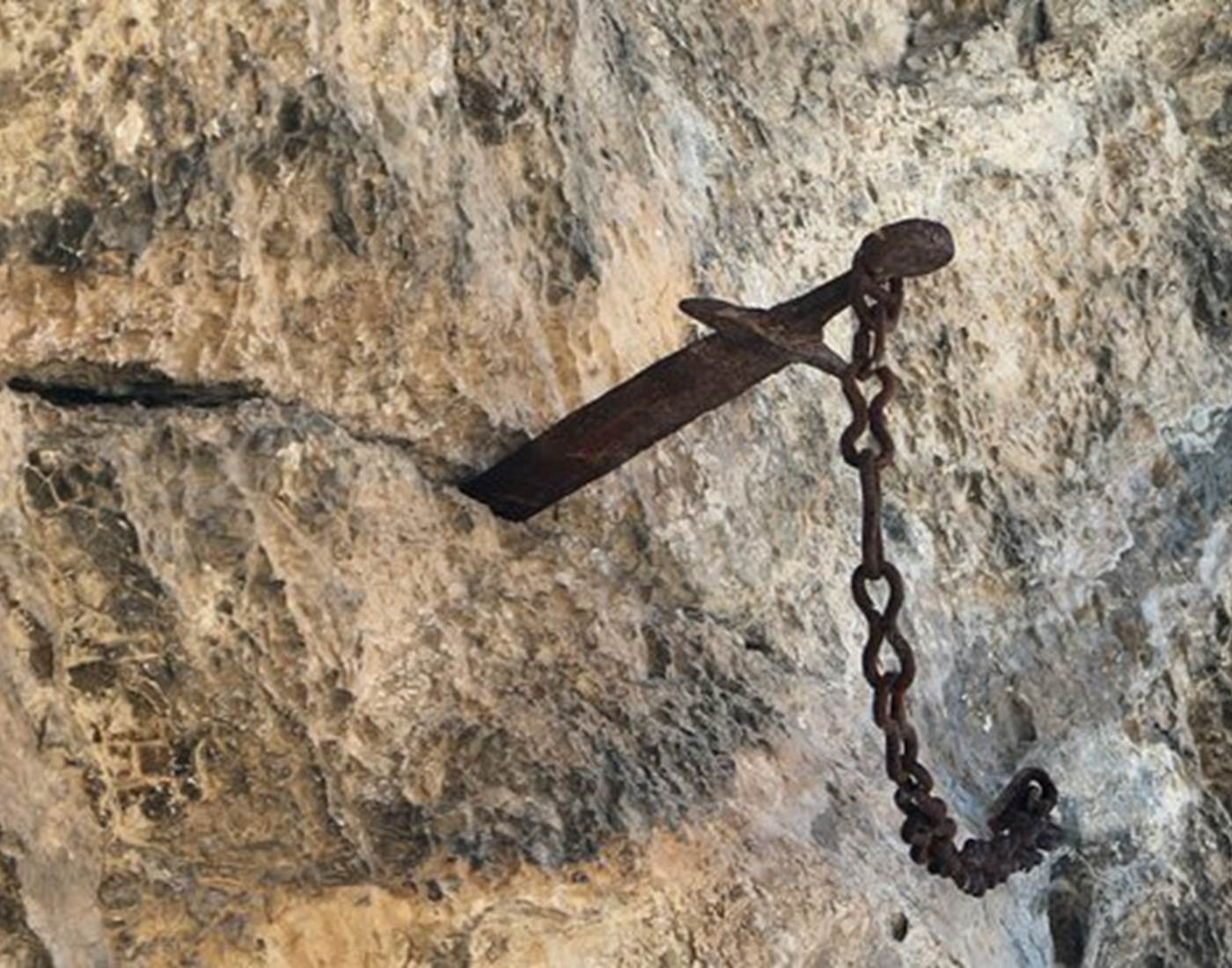 L'epee Durandal dans ler rocher dessus le sanctuaire.