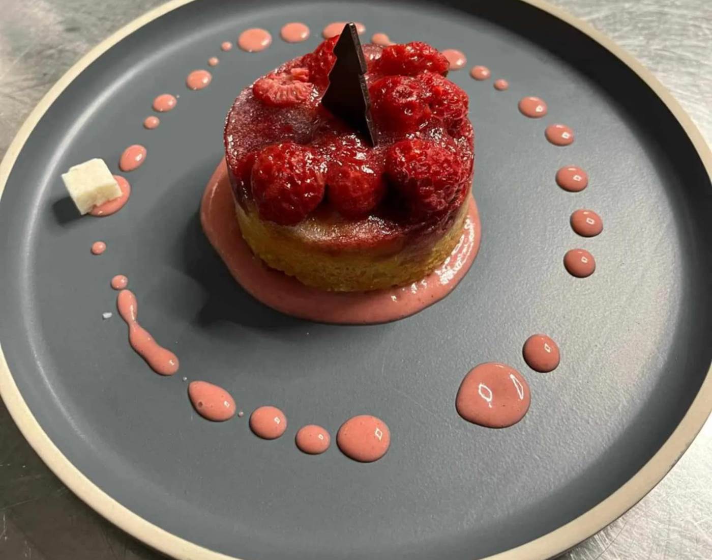 Délicatesse framboises Hôtel Restaurant La Sapinière pied des pistes Saint Lary Soulan Hautes Pyrénées (65)