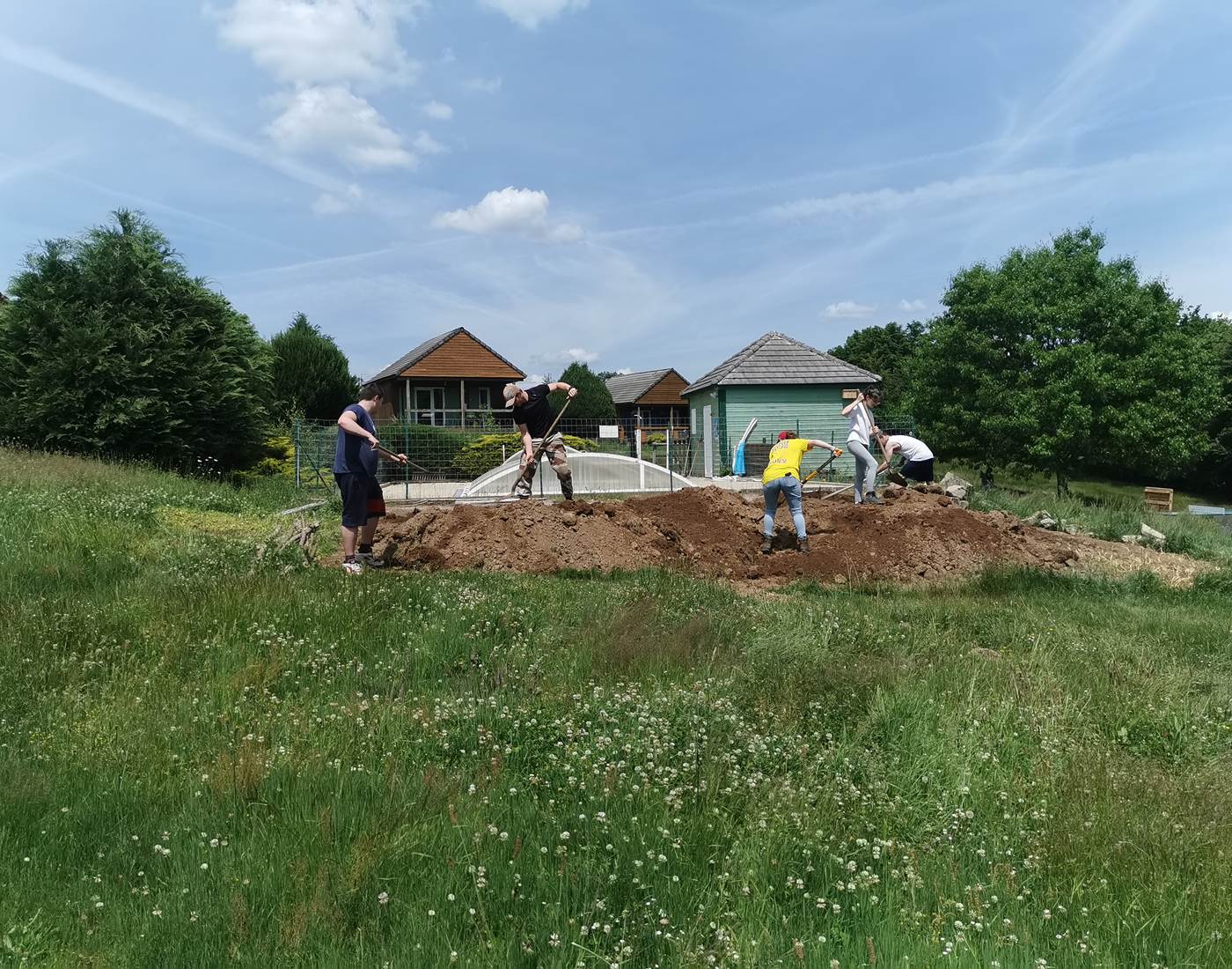 Préparation du sol du jardin des aromatiques des maisons de Coline