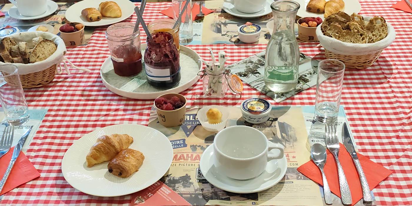 petit-déjeuner-fait-maison-hébergement-familiale-vacances-normandie-bord-de-mer