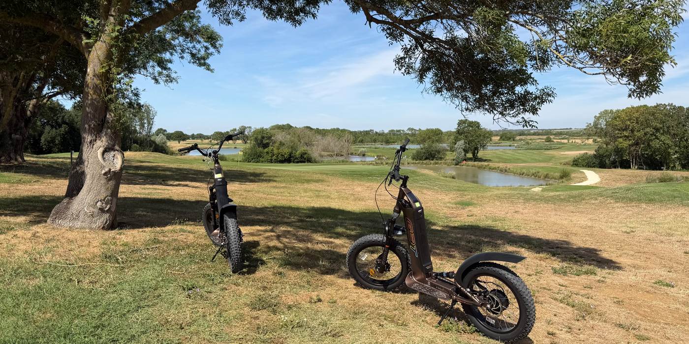 Golf et trottinette