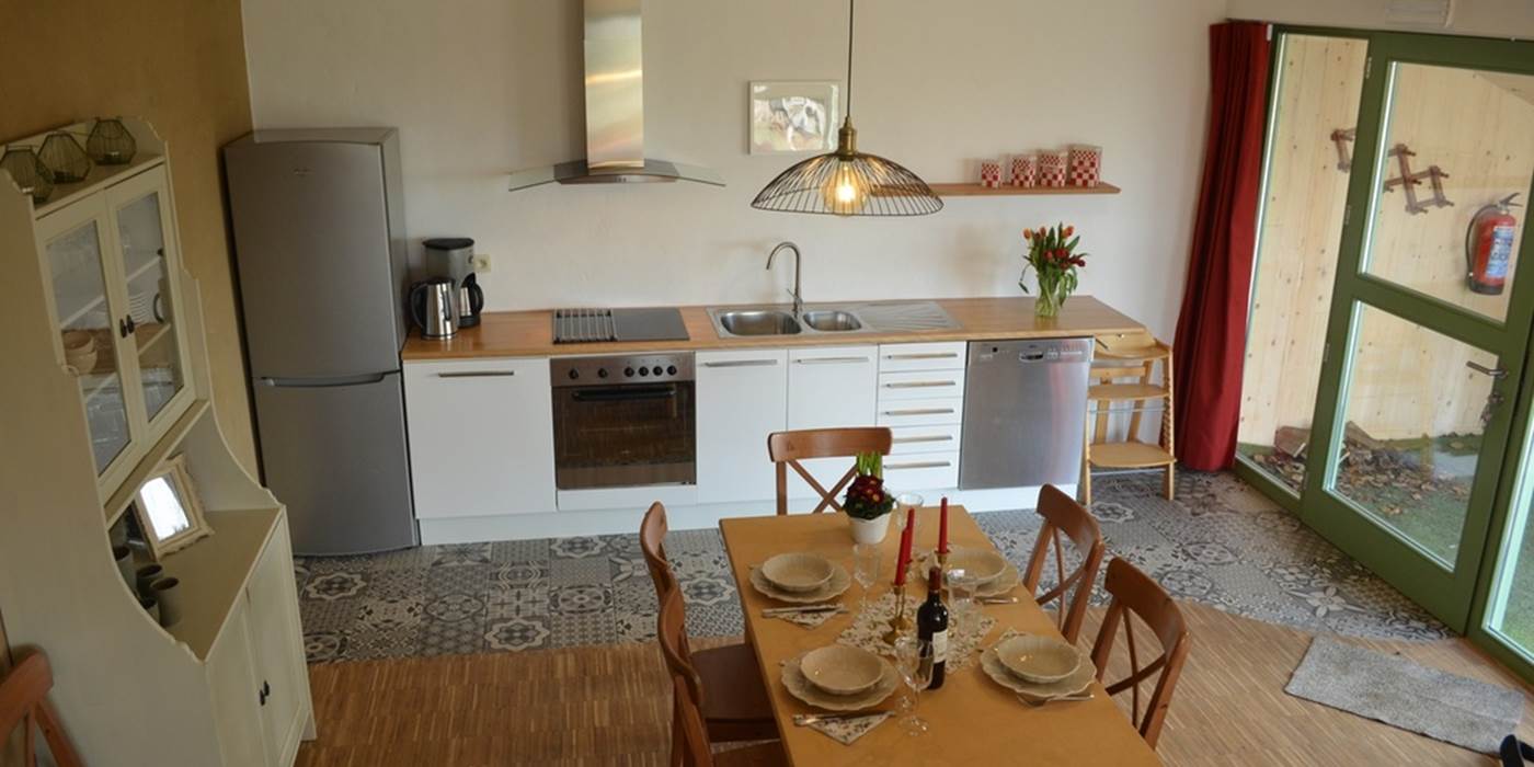 GITE de 2 à 5 personnes cuisine, salleà manger et salon avec vue panoramique