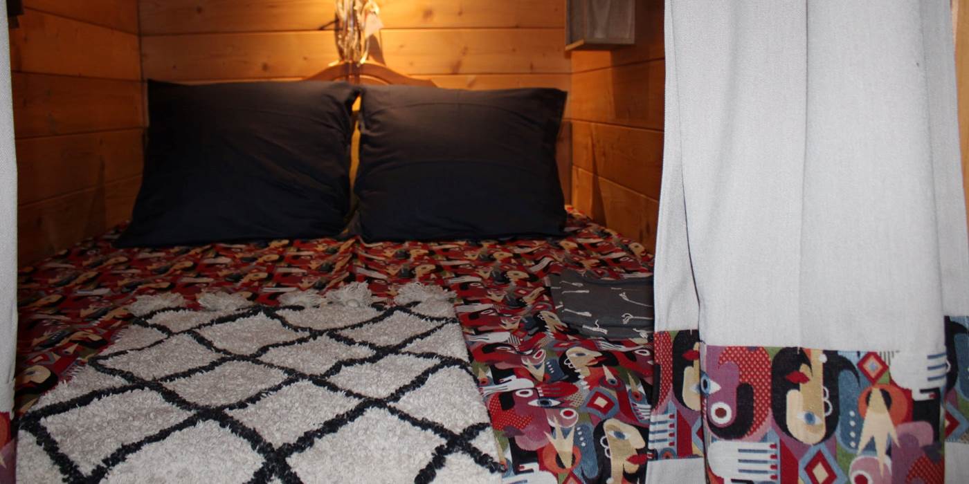 le lit en alcove lové vous dans nos roulottes au nord de la moselle en lorraine tout pret de thionville dans le 57