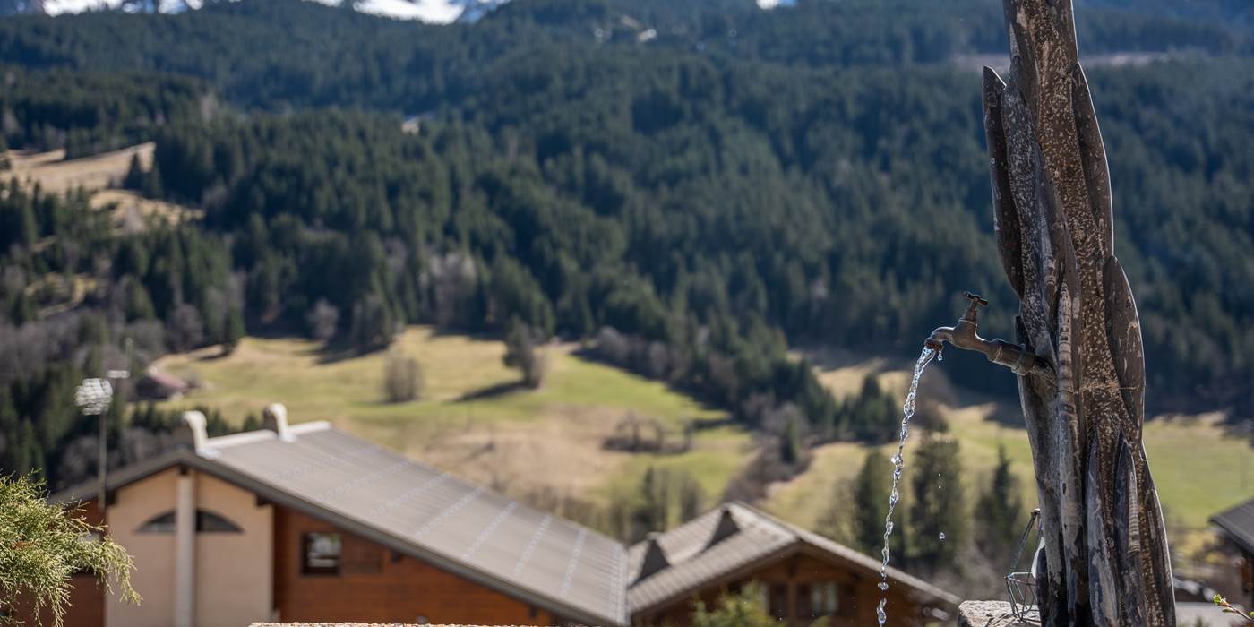 La fontaine du Chalet Le Péry, l'eau de la source du Mont Chauffé Abondance